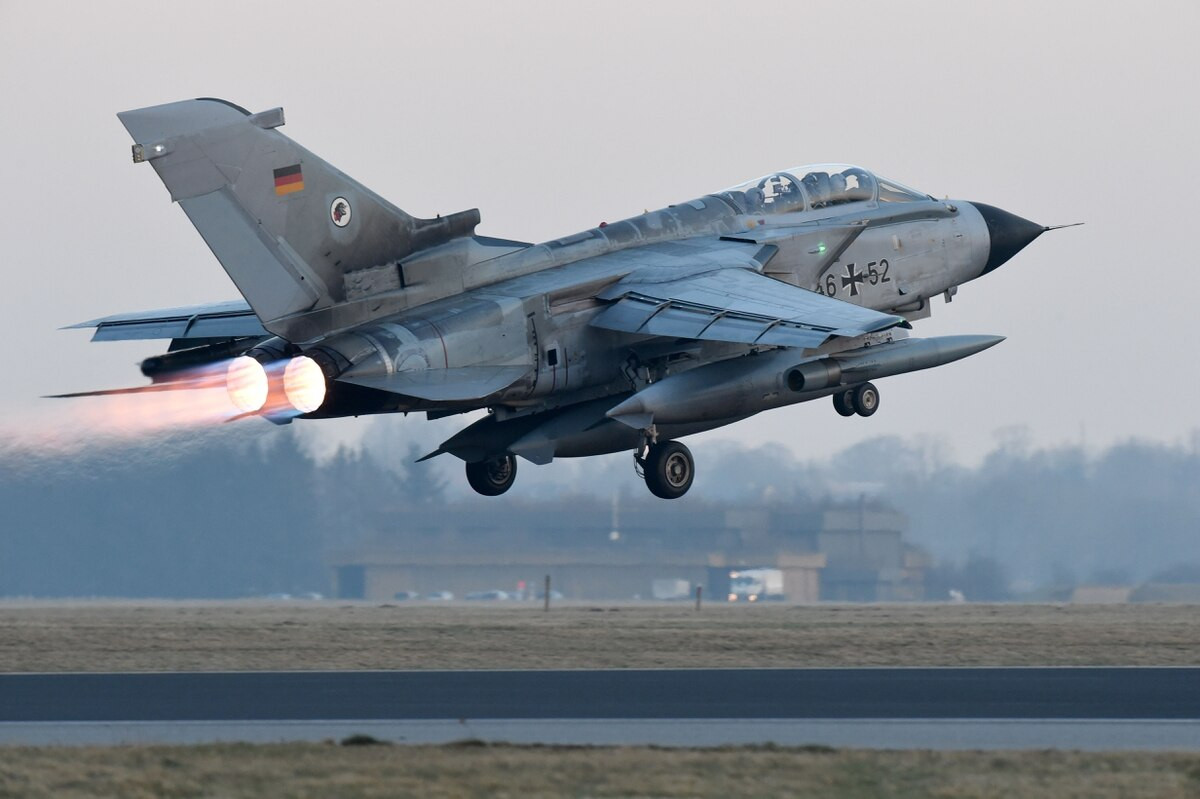 Theo thống kê, chỉ 512 trên tổng số 875 phi công của không quân Đức có số giờ bay vượt ngưỡng hoặc vừa đủ bằng 180 giờ bay trong cả năm 2018. Số còn lại không thể đủ được 180 giờ bay và nhiều trường hợp thậm chí còn không đủ 100 giờ bay. Nguồn ảnh: Pinterest.