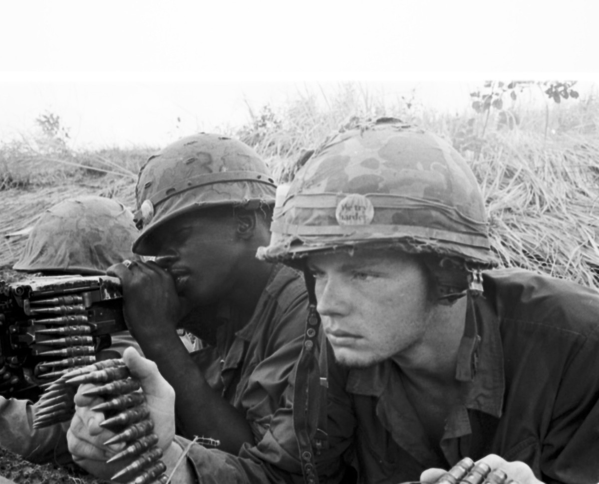 Kíp chiến đấu với súng máy hạng nặng M60 trên chiến trường miên Nam Việt Nam. Nguồn ảnh: Thearchive.