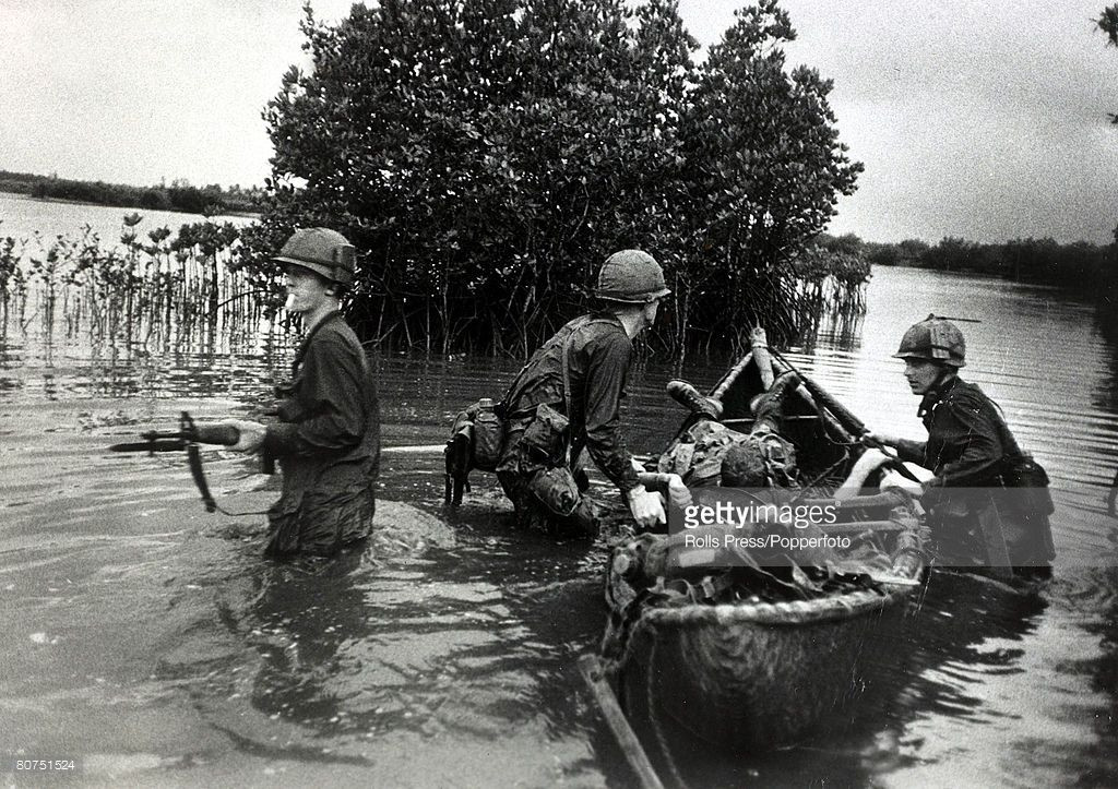 Ở miền Tây sông nước, binh lính Mỹ đi càn cũng sử dụng thuyền bè như người dân bản địa để mang vác vũ khí hạng nặng hoặc thương bệnh binh. Nguồn ảnh: Thearchive.