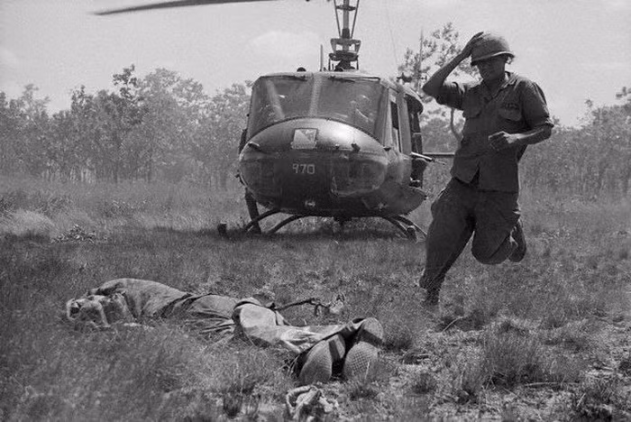 Hình ảnh lính quân y Mỹ tiếp cận một binh lính đang nằm trên mặt đất, có vẻ người lính này đã thiệt mạng từ trước đó và đang chờ để được đưa xác về tuyến sau. Nguồn ảnh: Thearchive.