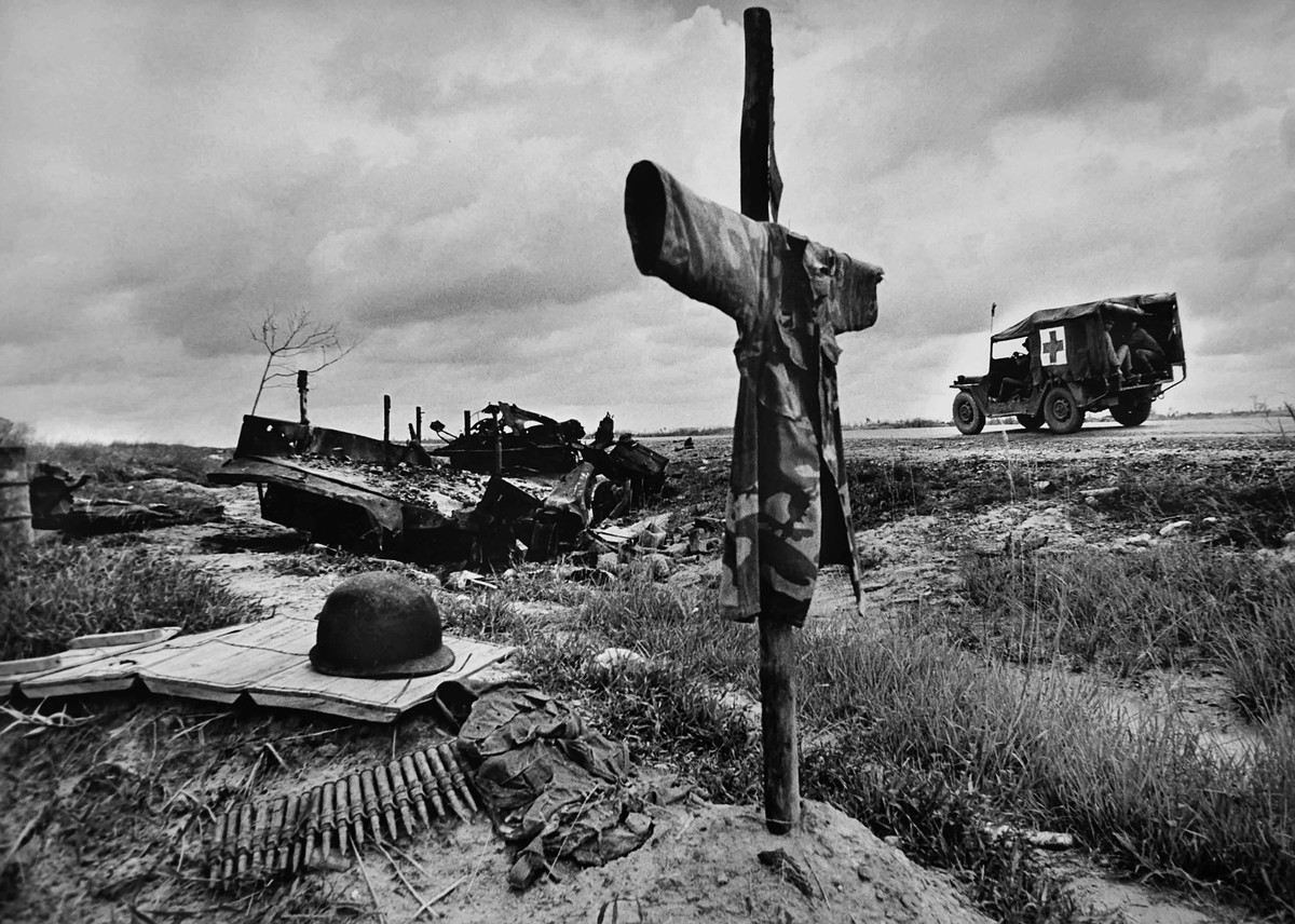 Ngôi mộ với cây thánh giá được làm sơ sài bằng những vật liệu có sẵn là nơi an nghỉ của một lính ở miền Nam Việt Nam. Nguồn ảnh: Thearchive.