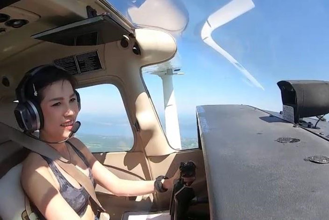 Hoàng quý phi Thái Lan điều khiển máy bay một động cơ trong quá trình học bay ở nước ngoài. Nguồn ảnh: Văn phòng Hoàng gia Thái Lan.