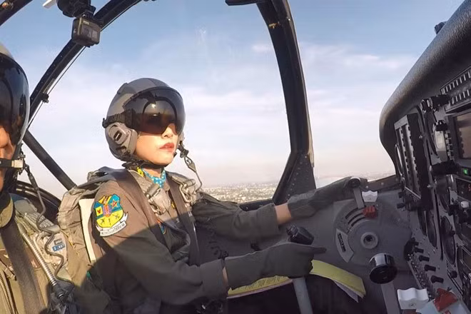 Từ những hình ảnh này, có thể khẳng định ít nhất, Hoàng quý phi Thái Lan có kỹ năng lái máy bay cánh quật một động cơ - một trong những kỹ năng sơ đẳng nhất của mọi phi công lái máy bay quân sự. Nguồn ảnh: Văn phòng Hoàng gia Thái Lan.