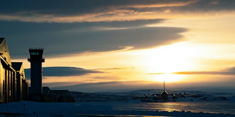 Những quân nhân Mỹ từng đóng quân tại đây mô tả Thule là một trong những nơi buồn tẻ nhất mà họ từng trải qua trong đời. Nơi đây không có cây rút tiền, không có nơi để tiêu tiền, không có quán bar, không có bất cứ cửa hàng cửa hiệu gì và cũng không có... cực quang vì nó nằm hơi xa Bắc Cực. Nguồn ảnh: BI.