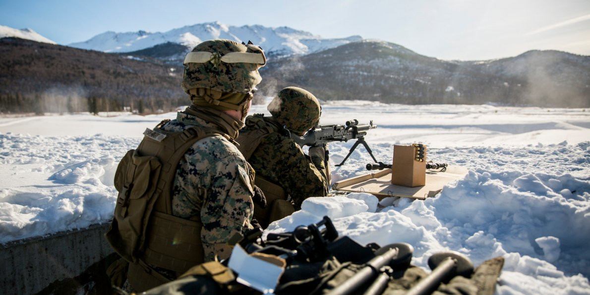 Thú tiêu khiển tốt nhất và... rẻ tiền nhất mà lính Mỹ có thể có được khi đóng quân tại đây có lẽ là bắn đạn thật vào khoảng không vô định. Internet cũng là một trong những thứ xa xỉ nhất tại vùng đất này và chỉ dùng được trong những ngày trời quang mây tạnh mùa hè nhưng đường truyền cũng chỉ đủ để gửi những email ngắn ngủi về nhà. Nguồn ảnh: BI.