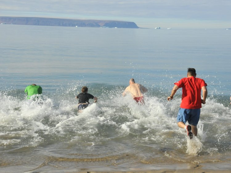 Vào mùa hè, nhiệt độ tại khu vực này có lúc lên tới 20 độ C nhưng vào mùa đông, nhiệt độ có lúc giảm xuống -34 độ C kèm theo đó là sức gió có lúc thổi mạnh tới gần 200 km/h. Giống như nhiều nơi khác ở gần Bắc Cực, mặt trời chiếu sáng căn cứ này 24/24 vào mùa hè và vào mùa đông bóng tối bao phủ gần như hoàn toàn nơi đây. Nguồn ảnh: BI.