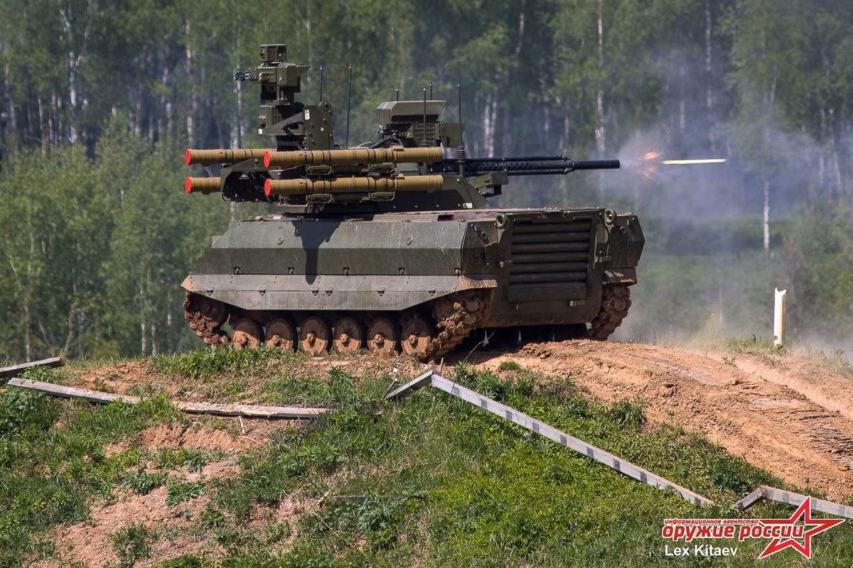 Kết quả là từ sau màn Duyệt binh trên Quảng Trường Đỏ năm 2018 và màn trình diễn thảm bại ở Syria, Uran-9 đã biến mất trên các mặt báo của Nga, dường như loại phương tiện chiến đấu tự hành này đã chìm vào quên lãng. Nguồn ảnh: BI.