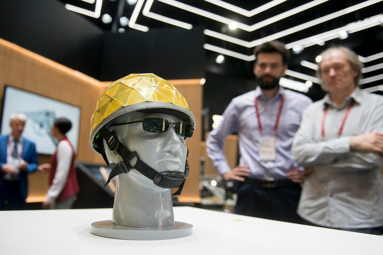 Tiếp theo là đến loại quân phục từng được Nga quảng cáo là có khả năng biến hình tuỳ thuộc vào địa hình xung quanh với những màn hình cỡ nhỏ được bố trí trên khắp quân phục, giúp người lính hoà mình vào thiên nhiên. Nguồn ảnh: BI.