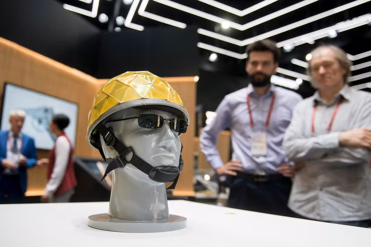 Tiếp theo là đến loại quân phục từng được Nga quảng cáo là có khả năng biến hình tuỳ thuộc vào địa hình xung quanh với những màn hình cỡ nhỏ được bố trí trên khắp quân phục, giúp người lính hoà mình vào thiên nhiên. Nguồn ảnh: BI.