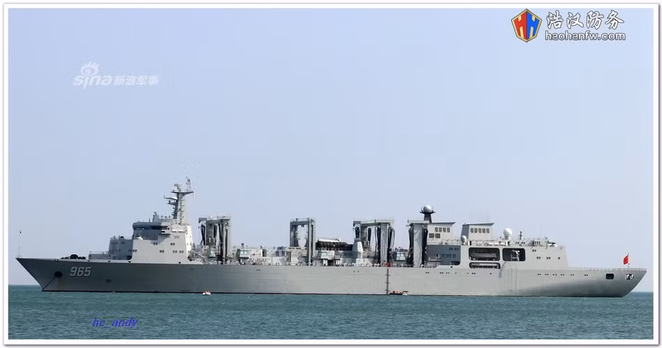 Hiện tại trong biên chế của Hải quân Trung Quốc đang có hai tàu loại này và đây cũng là hai tàu hậu cần có trọng tải lớn nhất trong biên chế hải quân hiện tại của Trung Quốc với độ giãn nước mỗi chiếc lên tới 45.000 tấn - tương đương với một tàu sân bay cỡ nhỏ. Nguồn ảnh: Sina.