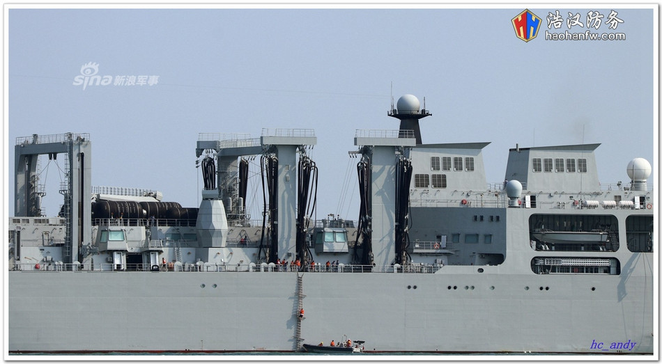 Tàu hậu cần lớp Type 901 có chiều dài 240 mét, lườn rộng 31 mét và mớm nước tối đa 10,8 mét. Tàu được trang bị 4 động cơ tua-bin khí với công suất đầu ra tổng cộng 150.000 mã lực. Nguồn ảnh: Sina.
