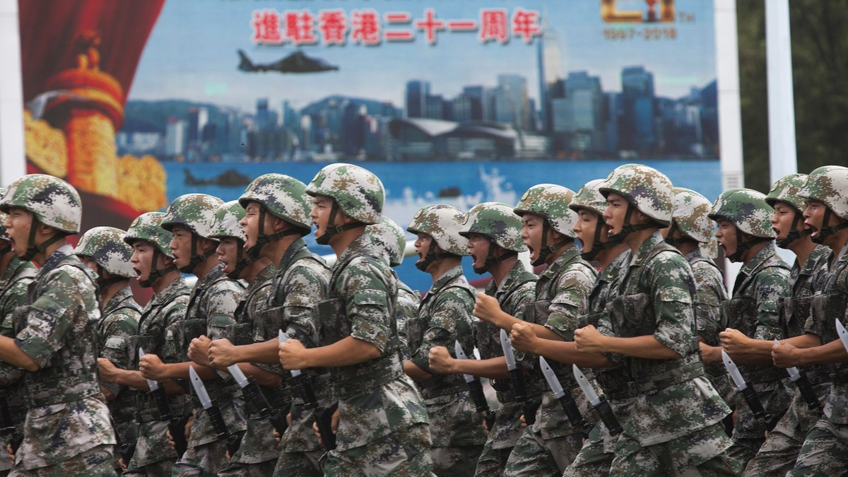 Điều 14 Luật Cơ bản Hong Kong nêu rõ: "Chính quyền Đặc khu Hành chính Hong Kong khi cần có thể yêu cầu Chính quyền Trung ương (Bắc Kinh) để hỗ trợ việc ổn định an ninh xã hội và khắc phục thảm hoạ thiên tai. Nguồn ảnh: Pinterest.