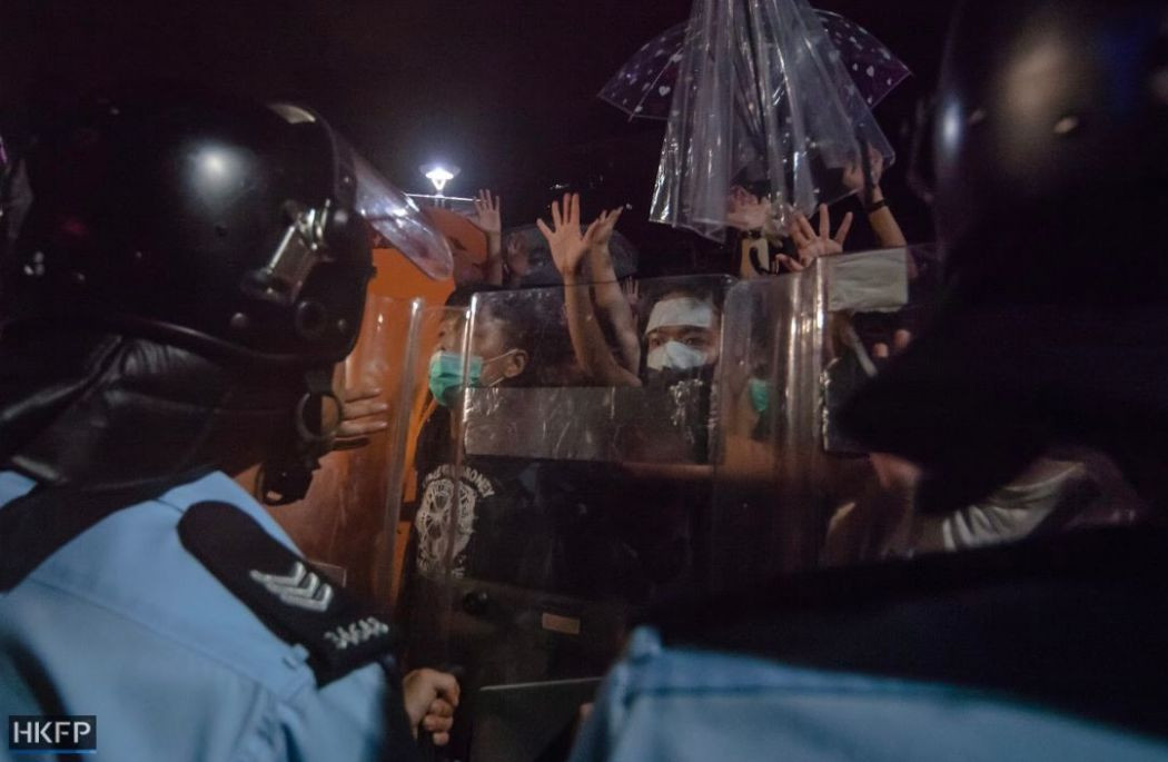 Lực lượng cảnh sát và đặc nhiệm chống bạo động vẫn là một trong những lực lượng chính được chính quyền Hong Kong sử dụng nhằm ngăn chặn người biểu tình và gìn giữ trật tự cho thành phố này trong thời gian gần đây. Nguồn ảnh: HKFP.