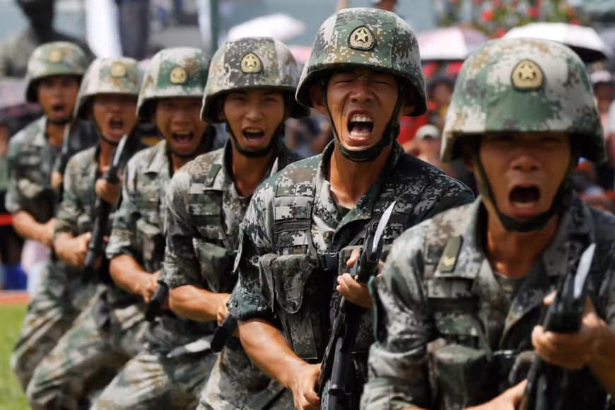 Thời gian gần đây, trước tình hình chính trị ở Hong Kong ngày càng bất ổn cộng thêm với những vụ bạo loạn, biểu tình có quy mô ngày càng cao, nhiều hình ảnh về việc quân đội Trung Quốc kéo tới sát Thâm Quyến đã khiến nảy sinh nhiều lo ngại về việc quân đội Trung Quốc sẽ được tăng cường vào Hồng Kông. Nguồn ảnh: SCMP.