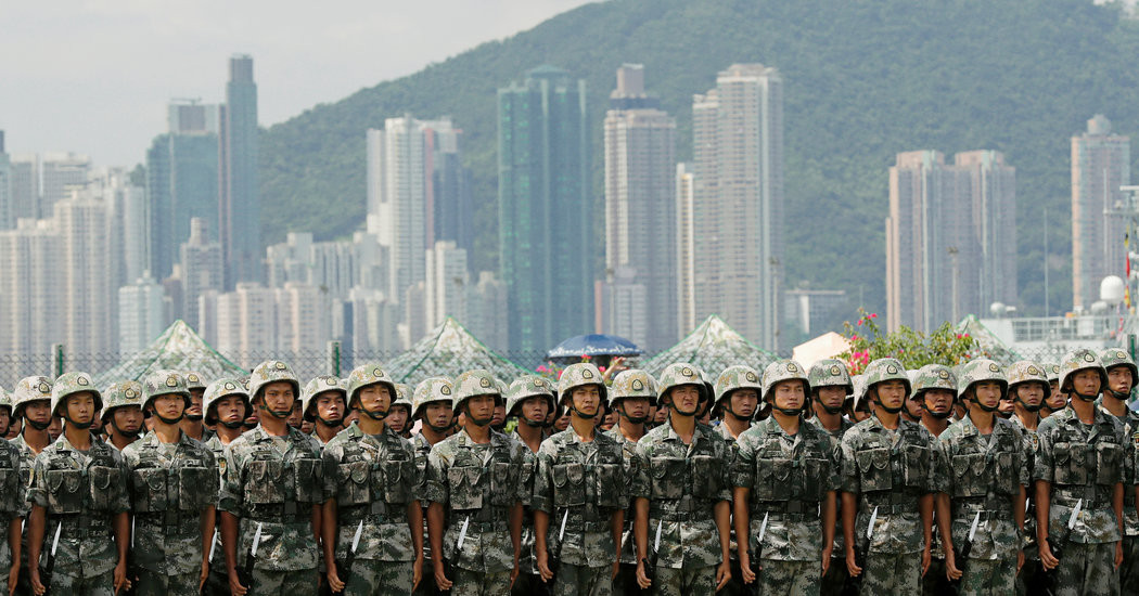 Theo thông tin được Bloomberg đăng tải, Hong Kong hiện đang có 6000 lính Trung Quốc đồn trú cùng với vài nghìn lính Trung Quốc khác đang có mặt ở Thâm Quyến ngay sát với Hong Kong. Nguồn ảnh: 81cn.