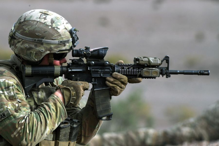 Không rõ việc gắn thêm nhiều thiết bị phụ trợ vào súng có giúp tăng hiệu suất chiến đấu của khẩu súng lên nhiều không vì trên thực tế, các loại vũ khí bộ binh của Mỹ chưa từng được đánh giá cao và thua xa các loại vũ khí của Nga (bao gồm cả Liên Xô cũ) và Đức. Nguồn ảnh: Flickr.