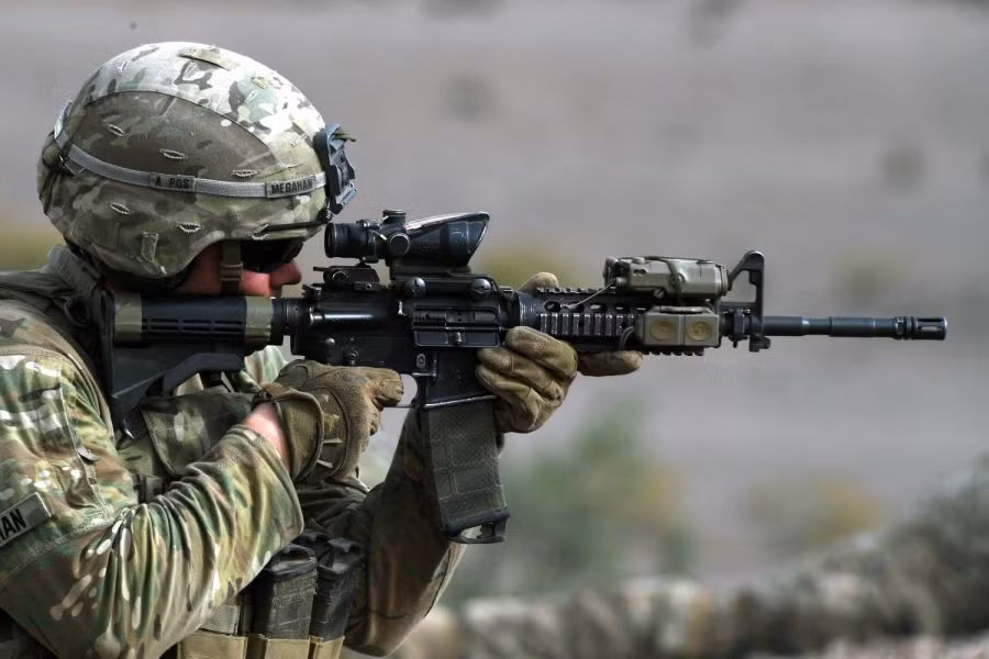 Không rõ việc gắn thêm nhiều thiết bị phụ trợ vào súng có giúp tăng hiệu suất chiến đấu của khẩu súng lên nhiều không vì trên thực tế, các loại vũ khí bộ binh của Mỹ chưa từng được đánh giá cao và thua xa các loại vũ khí của Nga (bao gồm cả Liên Xô cũ) và Đức. Nguồn ảnh: Flickr.