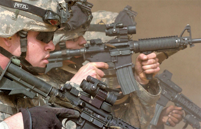 Được xếp vào hàng súng Carbine (cạc-bin), M-4 có sức mạnh vượt trội hơn so với các loại súng tiểu liên do dùng cỡ đạn của súng trường tấn công nhưng thua kém các loại súng trường tấn công về tầm bắn do có kích thước nòng ngắn hơn. Nguồn ảnh: Flickr.