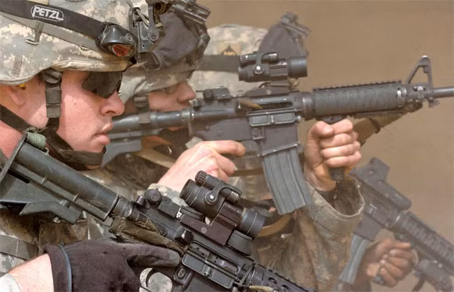 Được xếp vào hàng súng Carbine (cạc-bin), M-4 có sức mạnh vượt trội hơn so với các loại súng tiểu liên do dùng cỡ đạn của súng trường tấn công nhưng thua kém các loại súng trường tấn công về tầm bắn do có kích thước nòng ngắn hơn. Nguồn ảnh: Flickr.