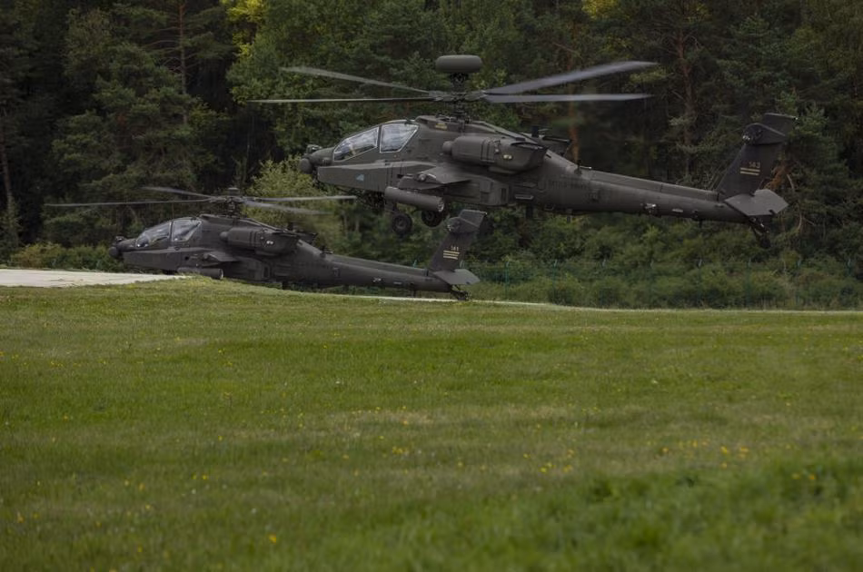 Trực thăng Apache bay theo đội hình tác chiến trong nhiệm vụ mô phỏng tiêu diệt xe tăng. Nguồn ảnh: Sina.