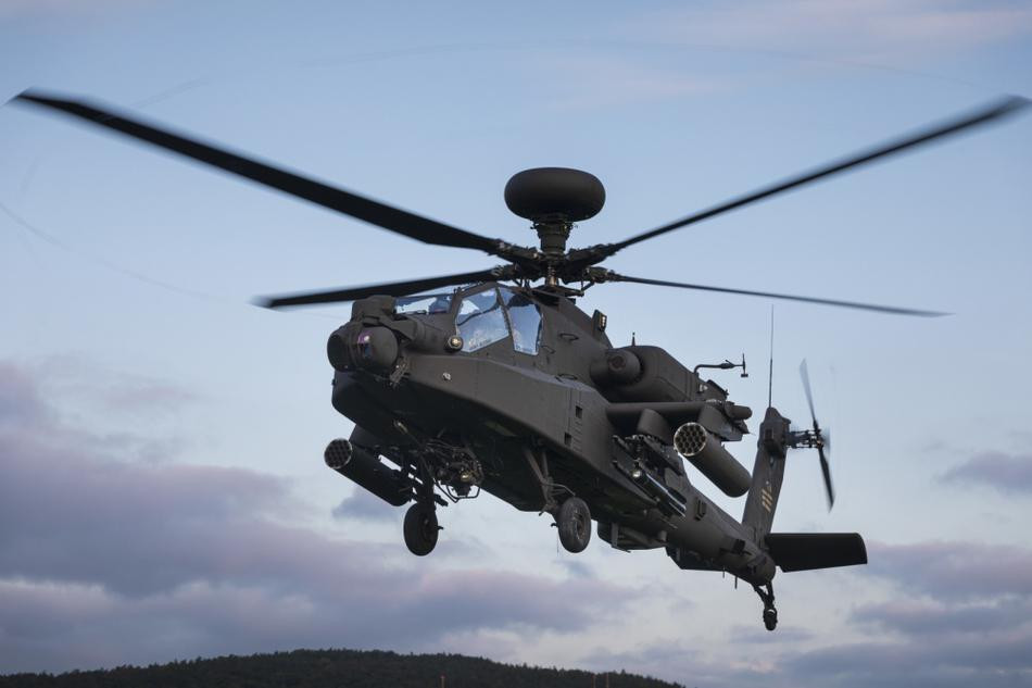 Ngoài ra, cuộc tập trận cũng quy tụ đủ mọi loại phương tiện chiến đấu hiện đại khác nhau được các nước mang tới đây trình diễn. Ảnh: Trực thăng chiến đấu Apache tham gia tập trận Combined Resolve XII. Nguồn ảnh: Sina.