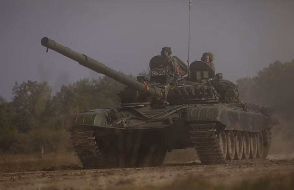 Xe tăng T-72 thu hút được rất nhiều sự quan tâm của các nước tham gia cuộc tập trận chung Combined Resolve XII, không phải lúc nào các quốc gia phương Tây thuộc NATO cũng có cơ hội được tiếp xúc với loại xe tăng này. Nguồn ảnh: Sina.