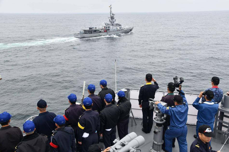 JDS Kashima được hạ thuỷ từ năm 1994 và được gia nhập biên chế của Lực lượng Phòng vệ Nhật Bản từ năm 1995. Tàu có độ giãn nước 4050 tấn, dài 143 mét, lườn rộng 18 mét và mớm nước tối đa 4,6 mét. Nguồn ảnh: Sina.