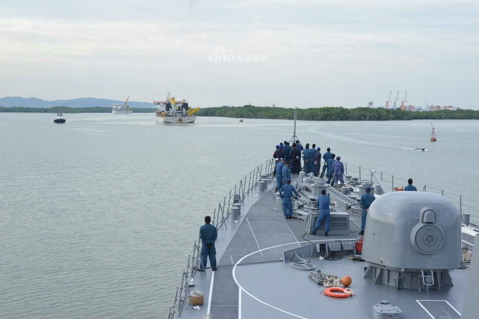 Inazuma có độ giãn nước tối đa 6200 tấn, chiều dài tàu 151 mét cùng với lườn rộng 17,4 mét và mớm nước tối đa 5,2 mét. Tàu được trang bị một pháo 76mm cùng với 2 pháo cao tốc Phalanx, 2x4 ống phóng SSM-1B, 2x3 ống phóng ngư lôi 324mm cùng với 32 giếng phóng tên lửa thẳng đứng. Nguồn ảnh: Sina.