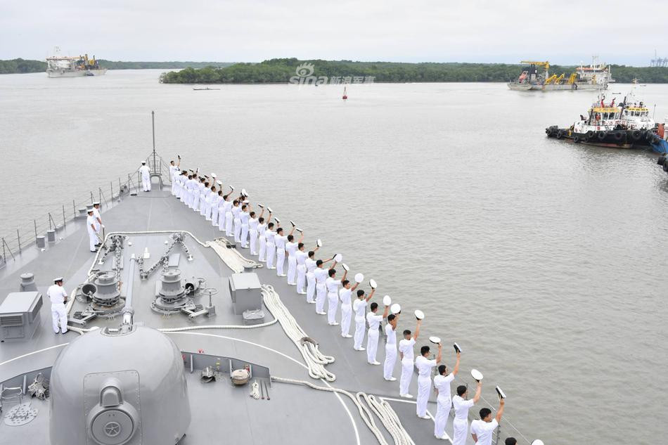 Ngoài ra, trong chuyến hải trình này còn có khu trục hạm mang tên JS Inazuma của Lực lượng Phòng vệ Trên biển Nhật Bản. Đây là khu trục hạm được đóng theo lớp Marusame - một trong những lớp khu trục hạm đông nhất của Nhật Bản. Nguồn ảnh: Sina.