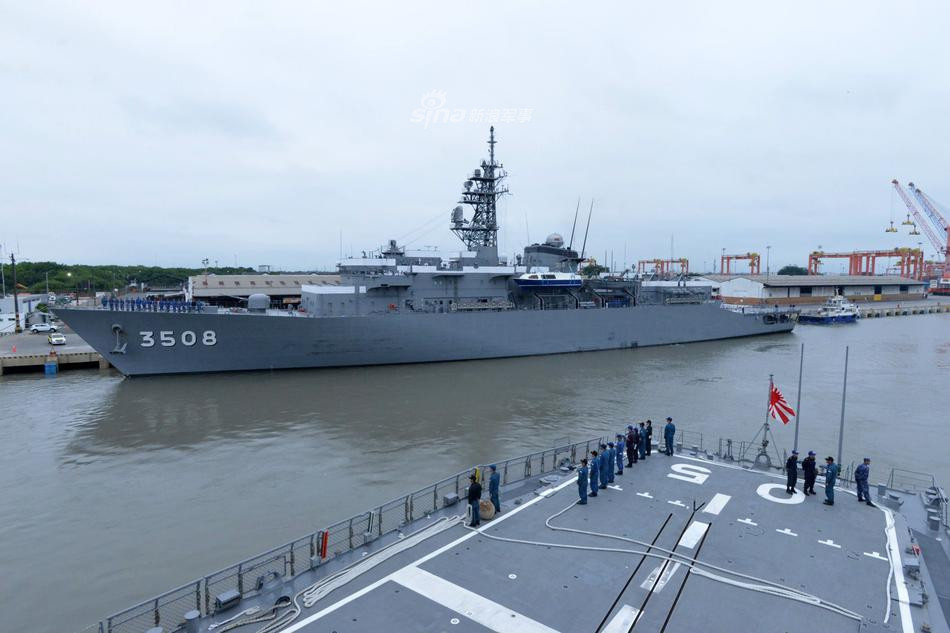 Tàu có biên chế thuỷ thủ đoàn đầy đủ là 370 người - phần lớn trong số đó là học viên hải quân. Ngoài ra tàu JDS Kashima cũng có trang bị vũ khí với một hải pháo 76mm, 2x3 ống phóng ngư lôi cỡ 324mm cùng với bốn pháo cảnh (saluting cannon). Nguồn ảnh: Sina.