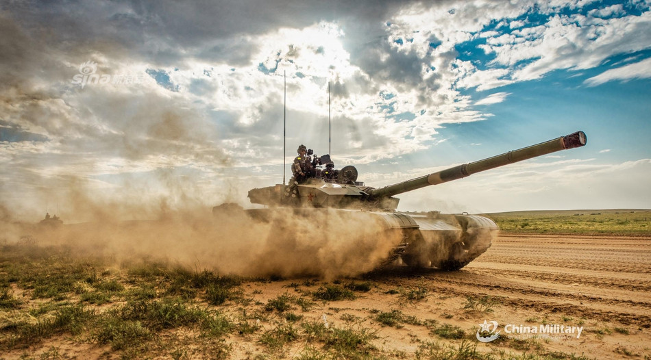 Chính việc được trang bị quá nhiều thiết bị hiện đại vượt trội hơn so với các loại xe tăng khác đã khiến giá thành của mỗi chiếc xe tăng chủ lực Type 99 bị đẩy lên rất cao. Điều này là một trong những rào cản khiến cho Type 99 không thể phổ biến bằng Type 96 trong biên chế của Quân đội Trung Quốc hiện tại. Nguồn ảnh: Sina.