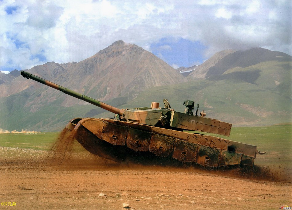 Thậm chí, phiên bản Type 99A2 nâng cấp còn có hệ thống giáp bảo vệ ERA kèm theo đó là khả năng chống chiến tranh hoá học khi kíp lại được bảo đảm an toàn bên trong khoang xe tăng kín với hệ thống lọc khí độc lập. Nguồn ảnh: Sina.