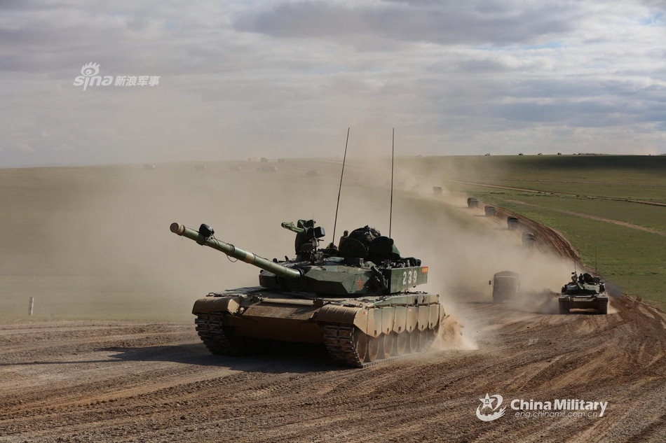 Có tên gọi là Type 99 hay ZTZ99, loại xe tăng thế hệ ba này hiện nay được coi là loại xe tăng hiện đại bậc nhất trong biên chế Quân đội Trung Quốc, được ra đời để thay thế cho xe tăng Type 88 thế hệ cũ đã phục vụ trong biên chế từ những năm 80 của thế kỷ trước. Nguồn ảnh: Sina.