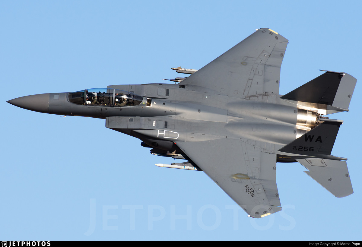 Ra đời từ năm 1988, chiến đấu cơ F-15E Strike Eagle là kiểu máy bay tiêm kích tấn công có khả năng hoạt động trong mọi điều kiện thời tiết, được thiết kế để can thiệp tầm xa vào các mục tiêu mặt đất nằm sâu trong lãnh thổ đối phương. Nguồn ảnh: BI.