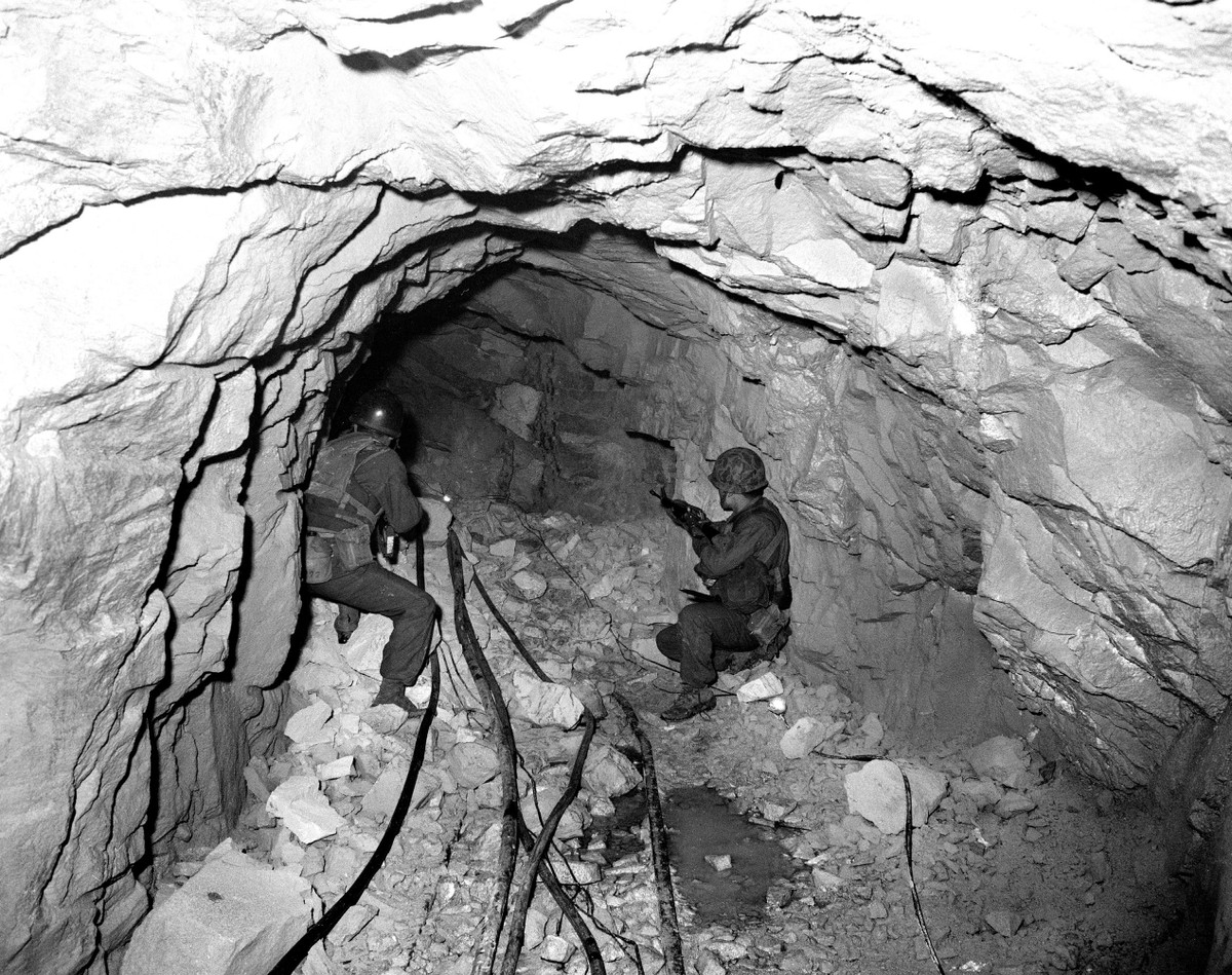 Trong thời buổi hiện đại ngày nay với nhiều thiết bị đo đạc tinh vi, việc đào đường hầm một cách bí mật giữa Triều Tiên và Hàn Quốc có thể sẽ rất khó khăn nhưng những đường hầm cũ chưa bị phát hiện cũng được cho là có thể đủ sức giúp Triều Tiên triển khai hàng sư đoàn vào thẳng lãnh thổ Hàn Quốc khi cần. Nguồn ảnh: Chosul.