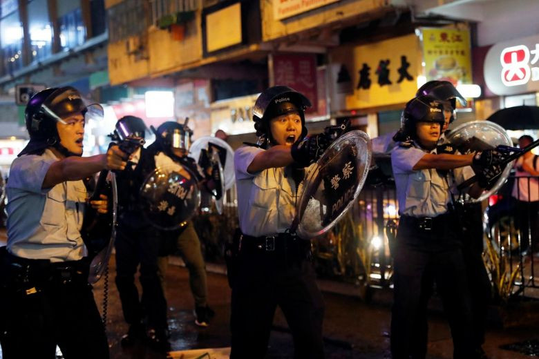 Điều này làm người dân Hong Kong lo ngại rằng không rõ Trung Quốc đổ thêm vào Đặc khu Hành chính này bao nhiêu quân và rút ra bao nhiêu quân, từ đó đặt dấu hỏi về việc liệu rằng đây là một cuộc đổi quân hay là một cuộc "bổ sung quân số". Nguồn ảnh: SCMP.