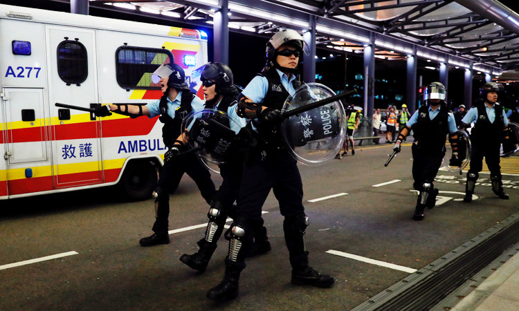 Ban đầu, biểu tình ở Hong Kong chỉ xoay quanh vấn đề rút bỏ luật dẫn độ liên quan đến Trung Quốc, tuy nhiên sau đó cuộc biểu tình đã leo thang, trở thành biểu tình đòi yêu sách trong đó có việc yêu cầu Trưởng Đặc khu Hành chính Hong Kong phải từ chức. Nguồn ảnh: AP.