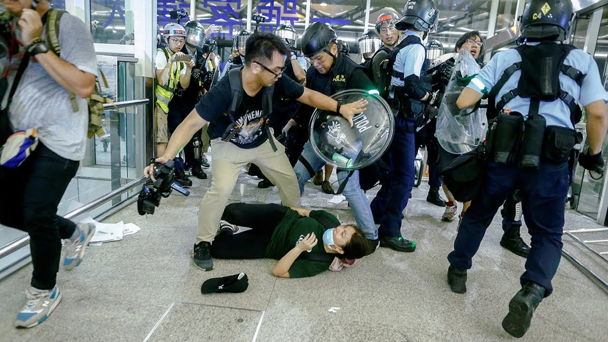 Hiện tại, bạo lực và xung đột giữa những người biểu tình và cảnh sát Hong Kong đã giảm nhiệt trong mấy ngày qua, tuy nhiên không ai dám chắc chắn rằng liệu những cuộc biểu tình có tiếp tục diễn ra vào cuối tuần này hay không. Nguồn ảnh: AP.