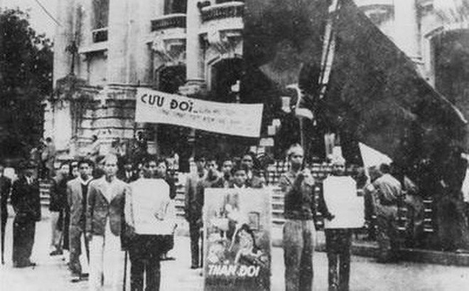 Đến chiều ngày 19/8, phái đoàn đàm phán của Việt Minh đã đạt được thoả thuận với phía Nhật, theo đó Nhật đồng ý án binh bất động, không can thiệp bằng quân sự vào cuộc mít tinh của người dân Hà Nội và khắp cả nước. Đổi lại, phía Việt Minh cũng đảm bảo an toàn cho binh lính Nhật tại Việt Nam vào thời điểm này, tránh đổ máu vô ích. Nguồn ảnh: TL.