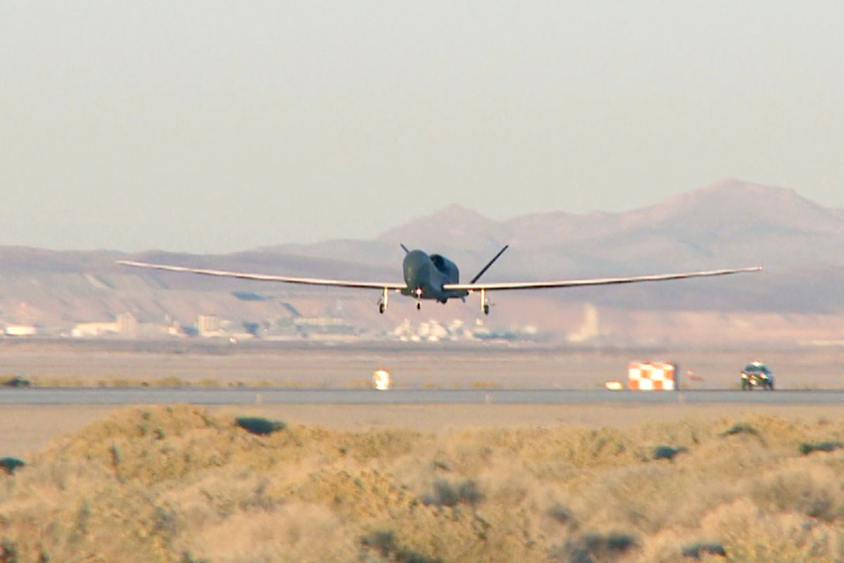 Máy bay do thám không người lái tầm xa RQ-4 Global Hawk được phát triển nhằm thay thế cho máy bay dó thám U-2 đã lỗi thời sau hàng chục năm phục vụ từ những năm 1990. Nguồn ảnh: USAF.