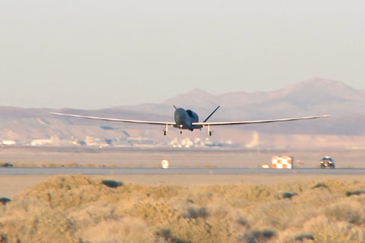 Máy bay do thám không người lái tầm xa RQ-4 Global Hawk được phát triển nhằm thay thế cho máy bay dó thám U-2 đã lỗi thời sau hàng chục năm phục vụ từ những năm 1990. Nguồn ảnh: USAF.