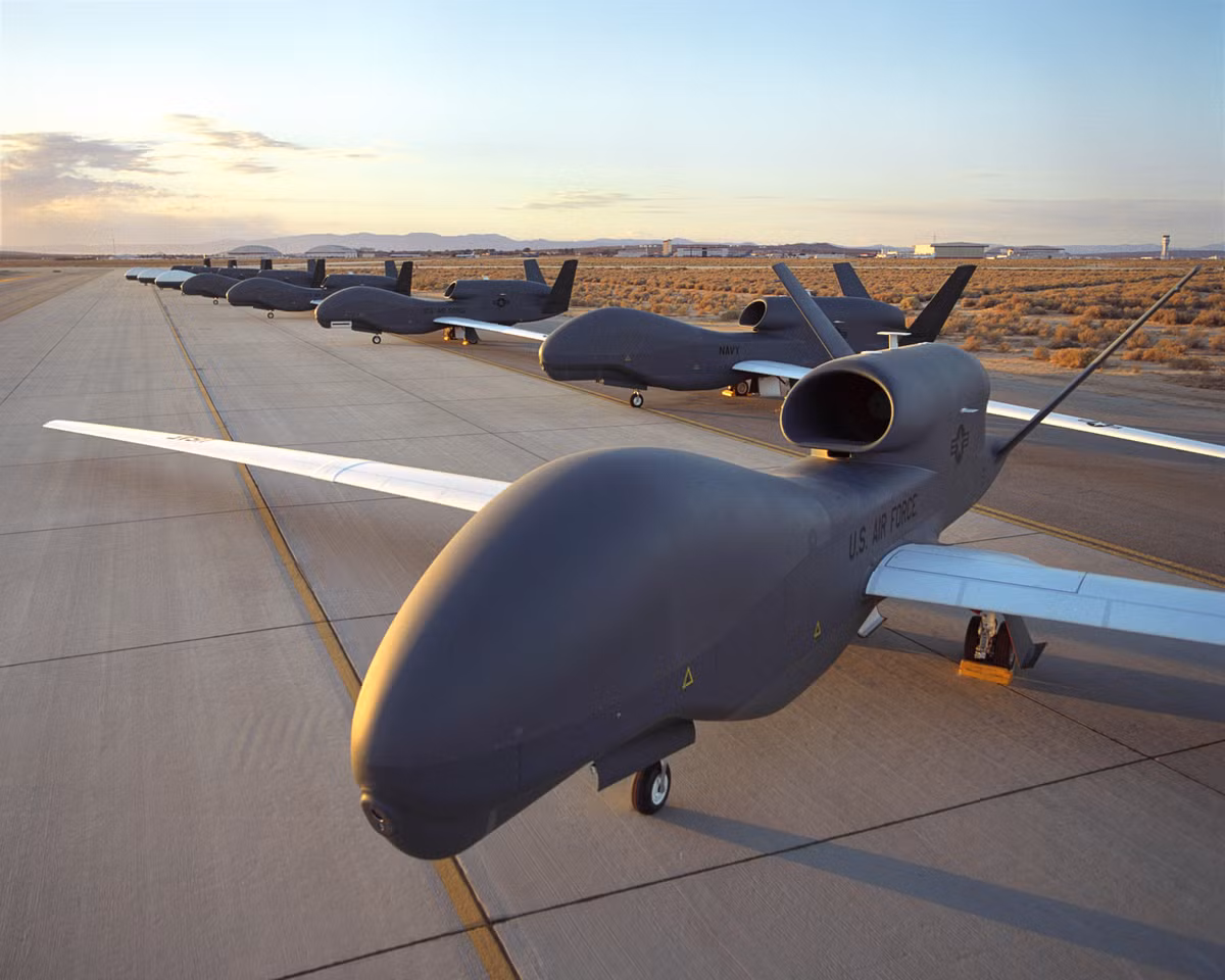 Máy bay không người lái RQ-4 Global Hawk có kích cỡ khá lớn, dài tới 14,5m, cao 4,7m, sải cánh 39,9m, trọng lượng cất cánh 14,62 tấn. RQ-4 thiết kế với cánh đuôi hình chữ V, cánh chính nằm phía dưới bụng máy bay. Nguồn ảnh: USAF.