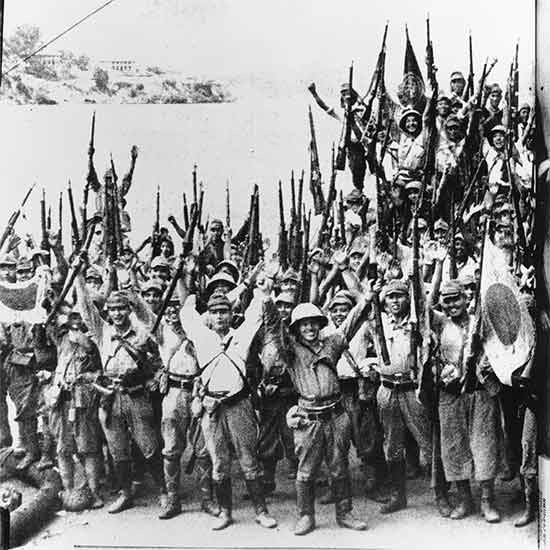 Cụ thể, ngoài quân số áp đảo phía quân đội Liên hiệp Anh còn có sự tham gia của 300 khẩu pháo kéo, 1800 xe tải, 200 xe thiết giáp cùng với 208 khẩu pháo phòng không và pháo chống tăng. Nguồn ảnh: Warhistory.