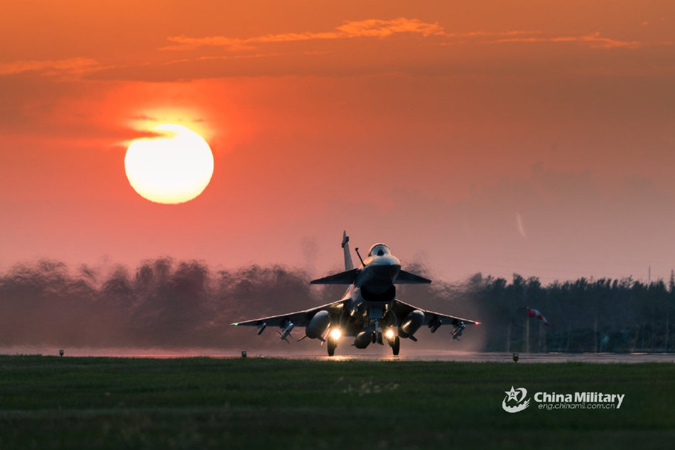 Theo nhiều nguồn thạo tin, tính tới năm 2019 Không quân Trung Quốc đã có trong tay ít nhất 400 máy bay chiến đấu loại Chengdu J-10 và biến đây thành một trong những loại máy bay chiến đấu phổ biến nhất của quốc gia này. Nguồn ảnh: Chinamil.