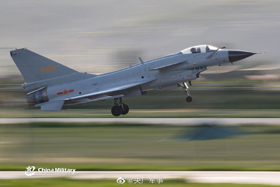 Phiên bản J-10C còn hiện đại hơn nữa và được coi là phiên bản cải tiến sâu từ J-10B với hệ thống radar được nâng cấp, hệ thống điều khiển hoả lực được cải biên giúp nó có thể tương thích với tên lửa không đối không tầm xa PL-15. Nguồn ảnh: Chinamil.