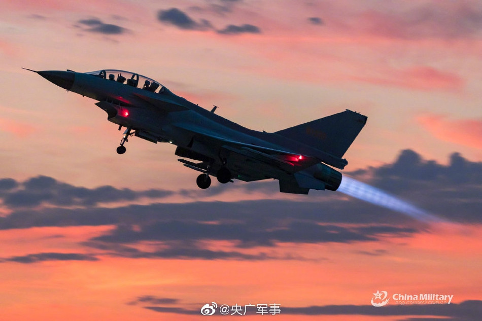 Đầu tiên là phiên bản J-10A, đây cũng là phiên bản thứ hain của loại chiến đấu cơ này. J-10A chỉ có một chỗ ngồi và cũng là phiên bản từng được Trung Quốc cố xuất khẩu nhưng không thành công. Nguồn ảnh: Chinamil.