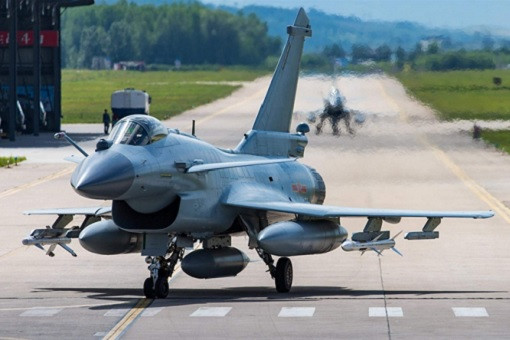 Cuối cùng là phiên bản J-10B TVC Demonstrator đặc biệt, đây là phiên bản được ra đời chỉ để... bay trình diễn, nó được trang bị động cơ Vector WS-10B nội địa do Trung Quốc sản xuất và thậm chí còn có thể bay được những động tác khó như động tác Rắn Hổ Mang nổi tiếng của người Nga. Nguồn ảnh: Chinamil.