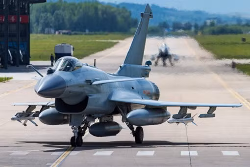 Cuối cùng là phiên bản J-10B TVC Demonstrator đặc biệt, đây là phiên bản được ra đời chỉ để... bay trình diễn, nó được trang bị động cơ Vector WS-10B nội địa do Trung Quốc sản xuất và thậm chí còn có thể bay được những động tác khó như động tác Rắn Hổ Mang nổi tiếng của người Nga. Nguồn ảnh: Chinamil.