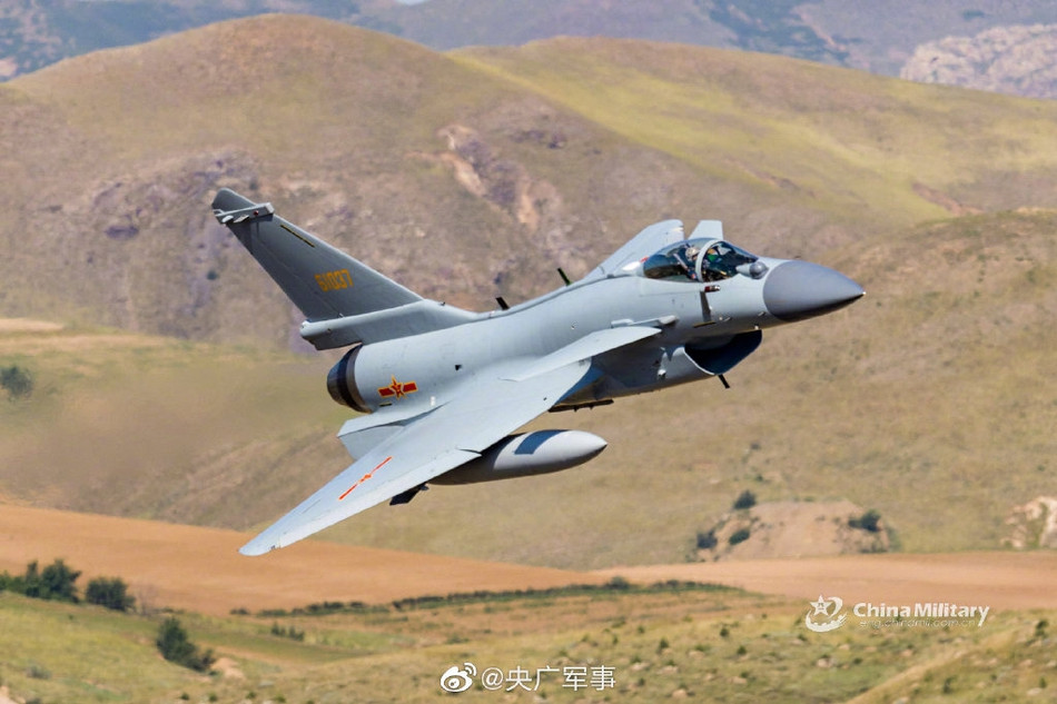 Phiên bản thứ hai mang tên J-10S, được cải biên từ J-10A và có hai ghế ngồi được sử dụng chuyên làm nhiệm vụ huấn luyện. Hiện tại có khoảng 48 chiếc J-10S trong biên chế Không quân Trung Quốc và 7 chiếc khác trong Không quân Hải quân. Nguồn ảnh: Chinamil.