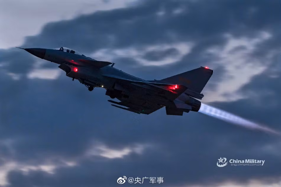 Những chiếc chiến đấu cơ J-10B đầu tiên được Trung Quốc đưa vào sử dụng từ cuối năm 2008, tới nay trong biên chế của Không quân Trung Quốc đang có khoảng 55 chiếc J-10B. Nguồn ảnh: Chinamil.